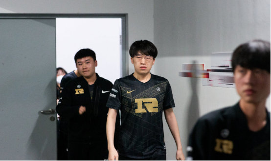 折射出足坛 折射出足坛